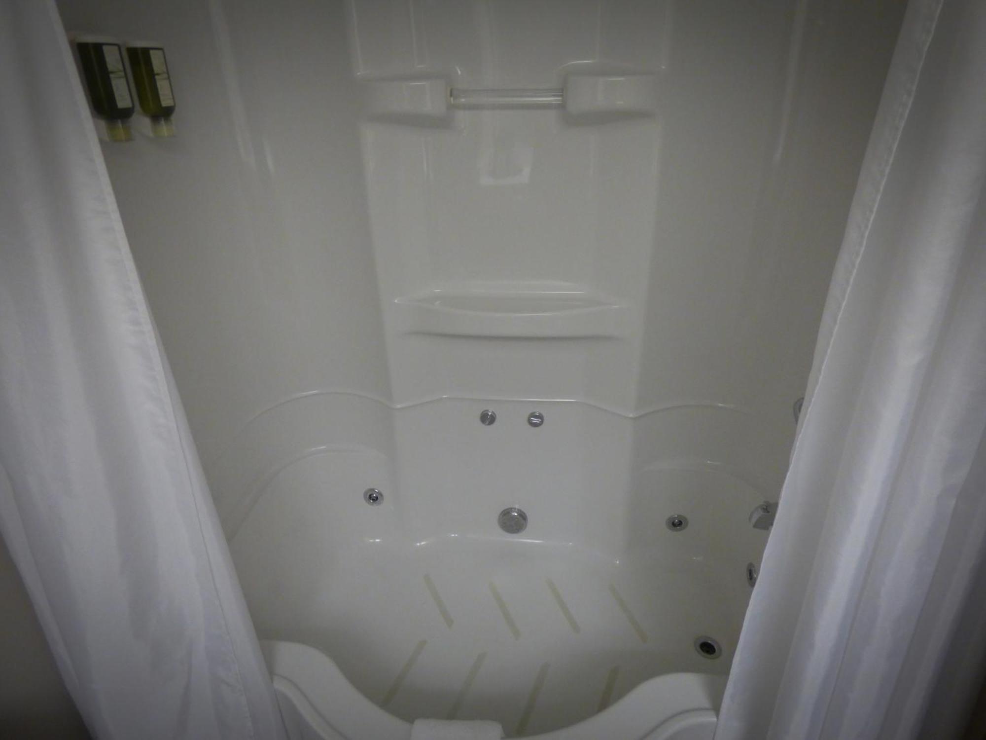 Chateau Logue Hotel Maniwaki Eksteriør bilde